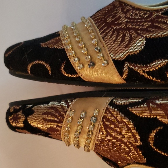 Elegant Black and Gold Heels - Picture 11 of 16